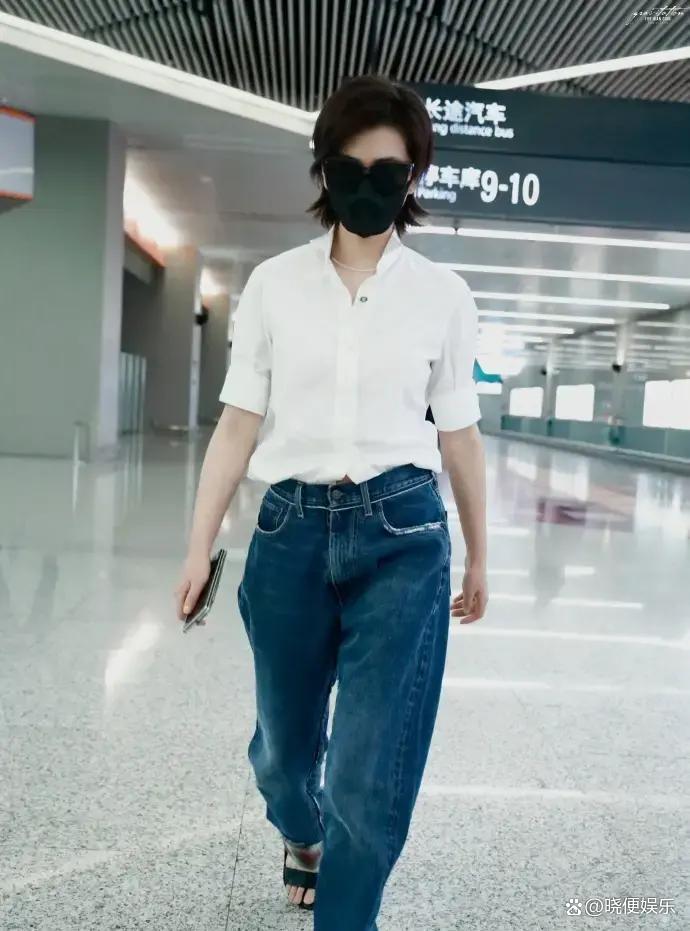 万茜简单穿搭高级感_衣品 女明星_万茜机场穿搭